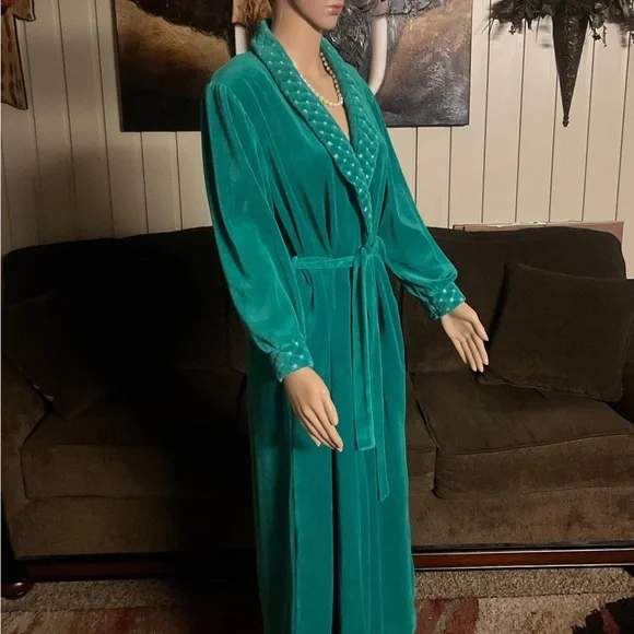 Saybury • Vintage • Small • Green • Plush Robe • Star Embroideries